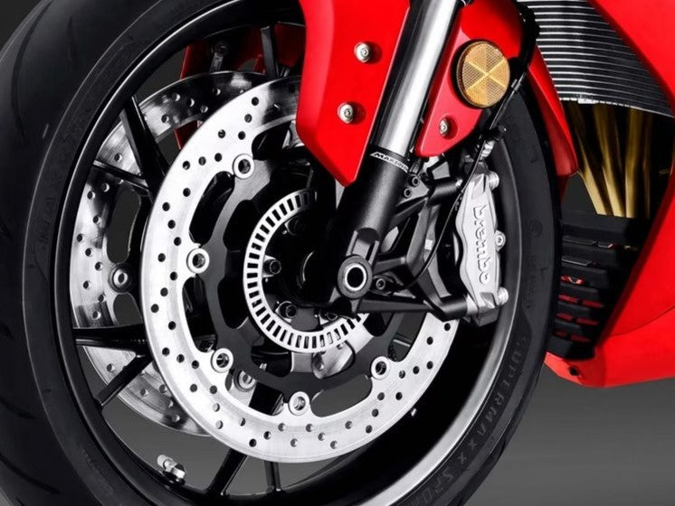 QJMOTOR SRK 800RR – hamulce Brembo